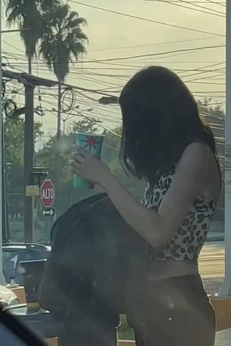 Joven rellena vaso de starbucks con café de Oxxo - Tomada de video