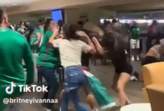 Los aficionados de la Selección Mexicana protagonizaron una pelea campal en el encuentro contra Honduras 