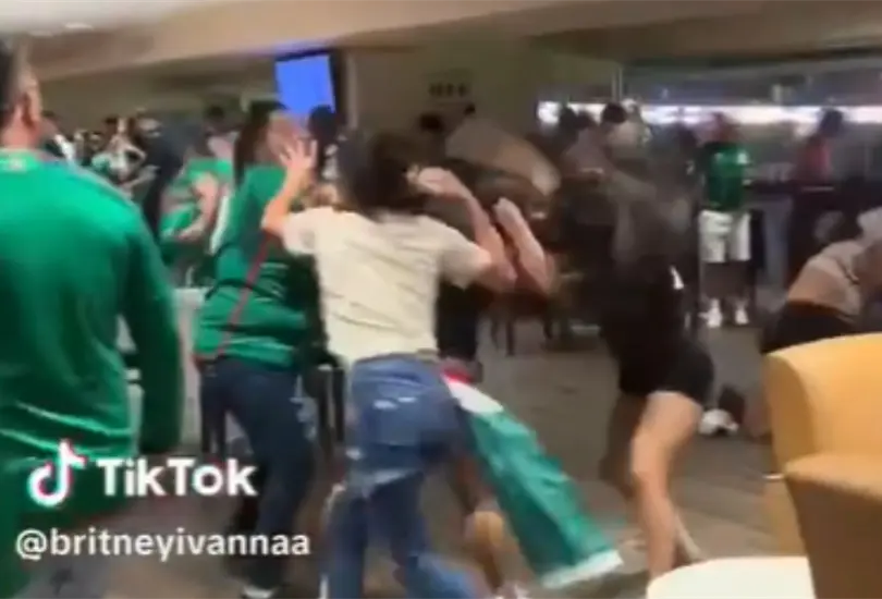 Los aficionados de la Selecci&oacute;n Mexicana protagonizaron una pelea campal en el encuentro contra Honduras 