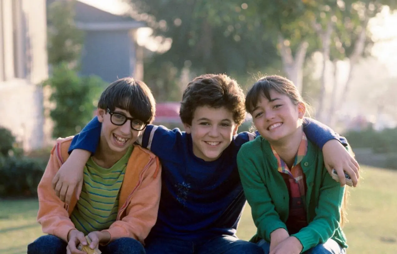 Los a&ntilde;os maravillosos fue una popular serie de comedia que se estren&oacute; en 1988, pero la trama se desarrollaba entre 1968 a 1973. La historia gira alrededor de Kevin Arnold, un hombre adulto quien recuerda los momentos de su adolescencia, mientras viv&iacute;a con sus pap&aacute;s y hermanos, as&iacute; como todas las experiencias que aprendi&oacute;.