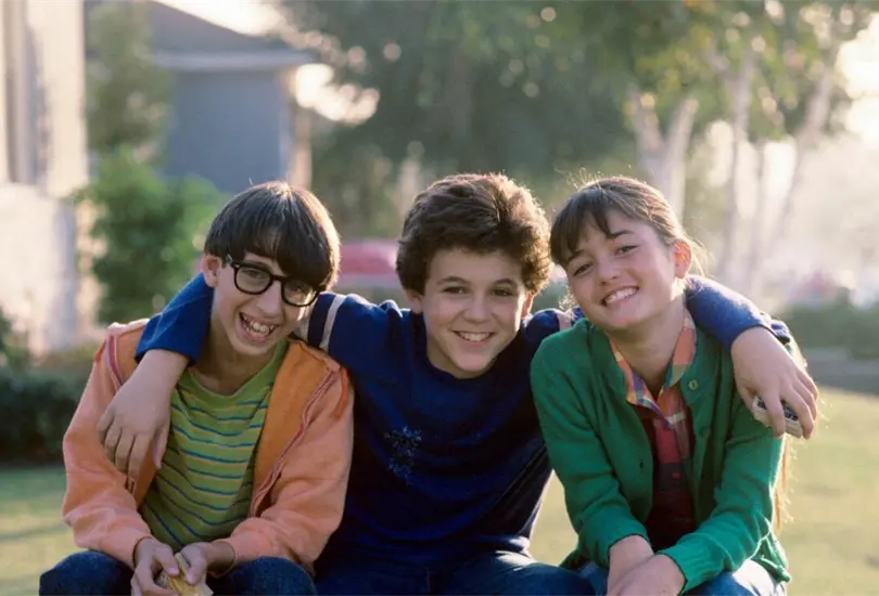 Los años maravillosos fue una popular serie de comedia que se estrenó en 1988, pero la trama se desarrollaba entre 1968 a 1973. La historia gira alrededor de Kevin Arnold, un hombre adulto quien recuerda los momentos de su adolescencia, mientras vivía con sus papás y hermanos, así como todas las experiencias que aprendió. Los años maravillosos fue una popular serie de comedia que se estrenó en 1988, pero la trama se desarrollaba entre 1968 a 1973. La historia gira alrededor de Kevin Arnold, un hombre adulto quien recuerda los momentos de su adolescencia, mientras vivía con sus papás y hermanos, así como todas las experiencias que aprendió.