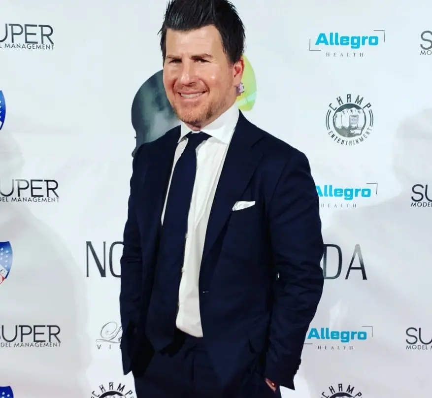 Ahora tiene 51 a&ntilde;os y es padre de dos hijos. Dej&oacute; la actuaci&oacute;n y ha trabajado como productor de lucha libre.