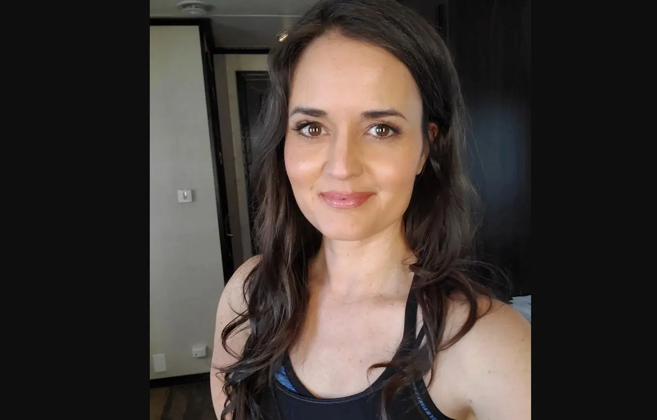 Ahora tiene 48 a&ntilde;os, es madre de un hijo y est&aacute; casada con Scott Sveslosky. Ha trabajado en series como Young Justice y Project MC.