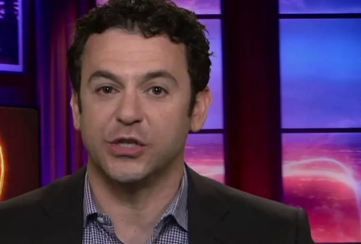 Ahora tiene 46 a&ntilde;os, est&aacute; casado con Jennifer Lynn Stone y tienen dos hijos. Ha trabajado en series como The Grinder y Modern Family.