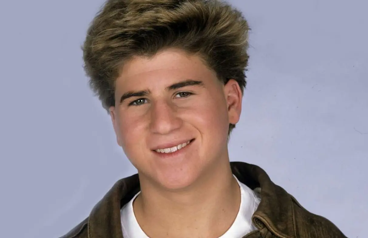 Jason Hervey interpret&oacute; a Wayne Arnold, el hermano mayor de Kevin
