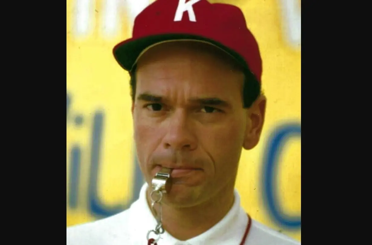 Robert Picardo interpret&oacute; al entrenador Cutlip