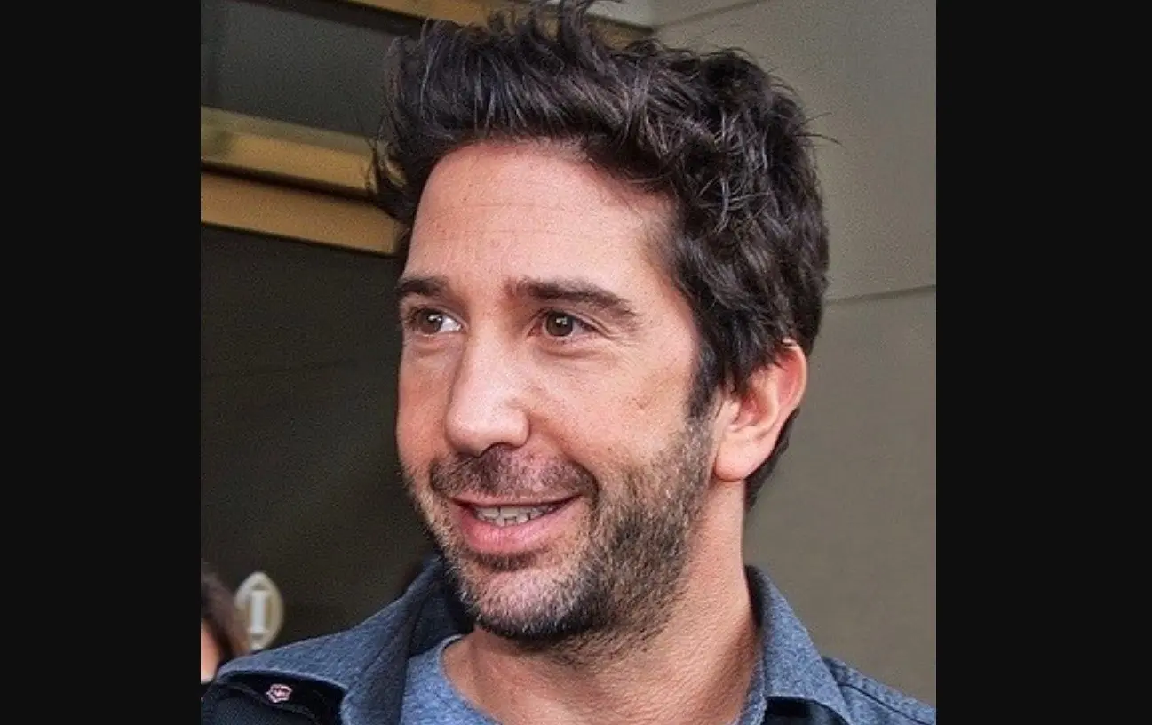 Ahora tiene 56 a&ntilde;os y es padre de un hijo. Particip&oacute; en otras series exitosas como Friends y Band of Brothers.