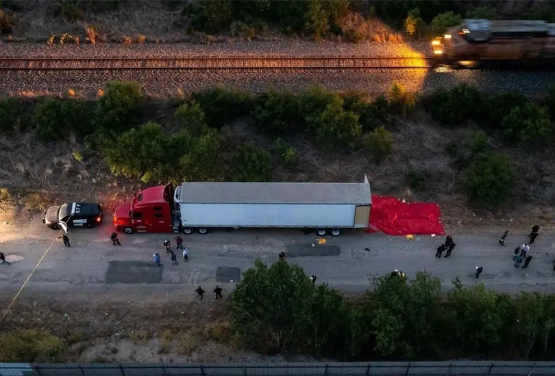 Los migrantes murieron asfixiados dentro de la caja del tráiler. Los migrantes murieron asfixiados dentro de la caja del tráiler.