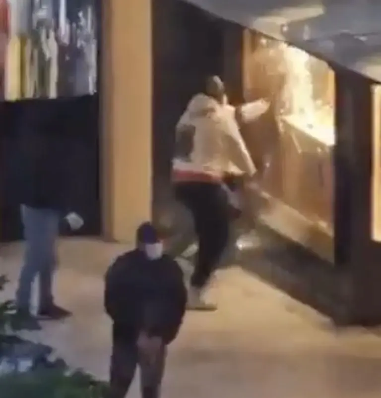 Asalto en joyería de Antara: detienen a sujeto que participó en robo con mazos. Foto: SSC