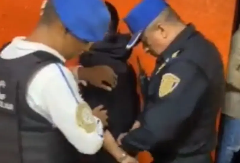 Elementos de seguridad de la estaci&oacute;n Chabacano detuvieron a un hombre de 29 a&ntilde;os por presuntamente acosar a una mujer dentro de los vagones exclusivos