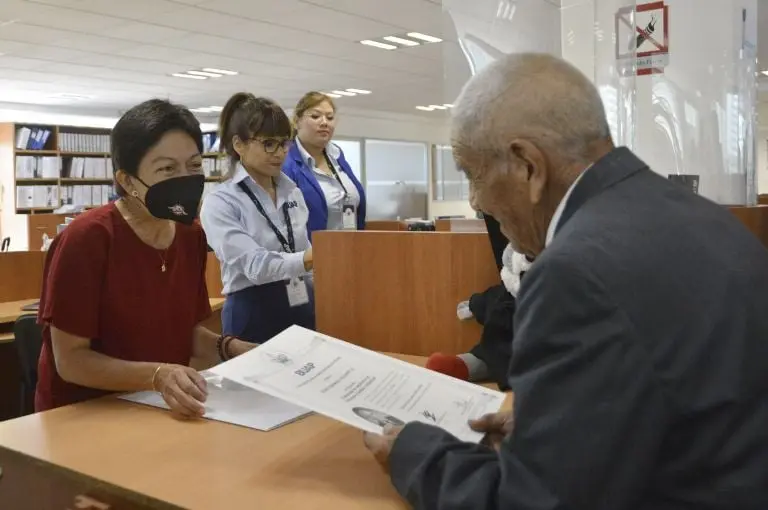 Abuelito de 86 años recibe su título de la Universidad en Puebla. Foto: BUAP
