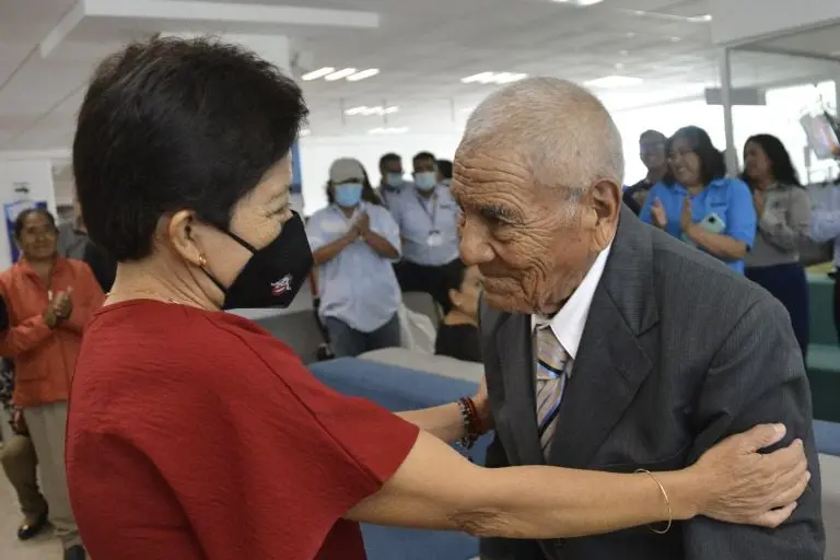 Abuelito de 86 años recibe su título de la Universidad en Puebla. Foto: BUAP