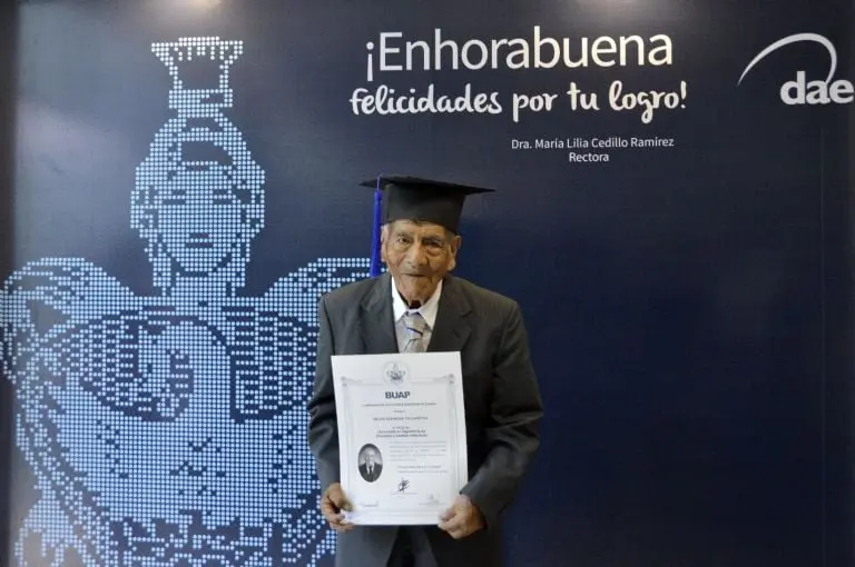 Abuelito de 86 años recibe su título de la Universidad en Puebla. Foto: BUAP