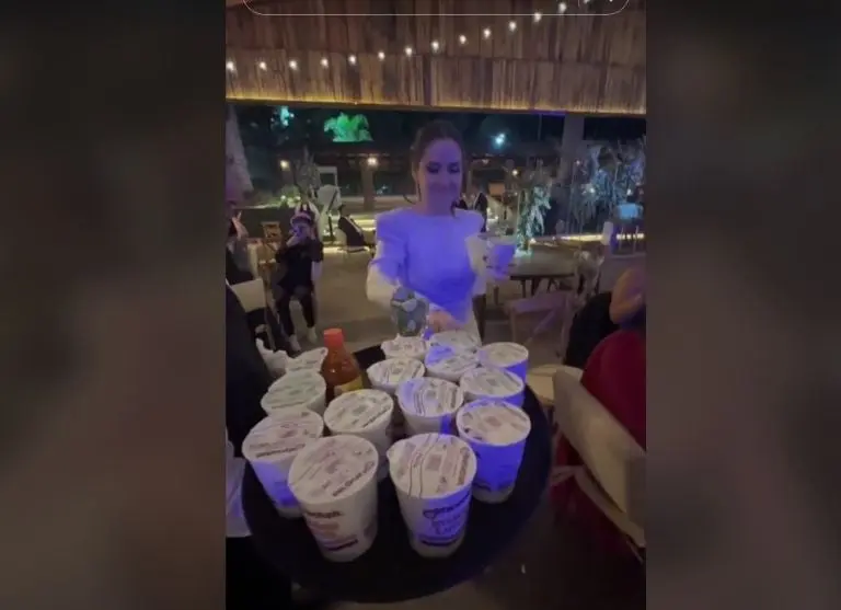 Novios dan de cenar sopa Maruchan en su boda (TikTok)