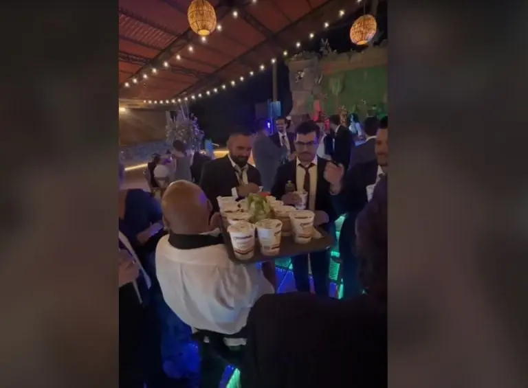 Novios dan de cenar sopa Maruchan en su boda (TikTok)