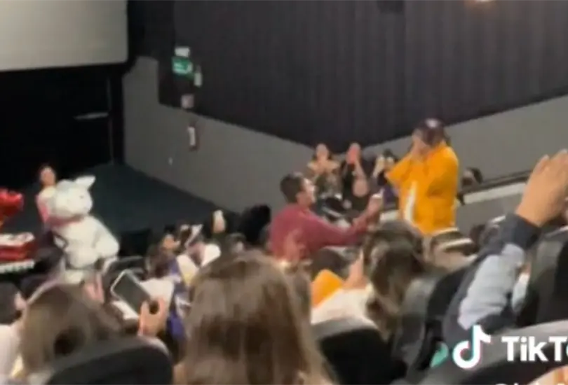 VIDEO: Joven le propone matrimonio a su novia en Cin&eacute;polis. 