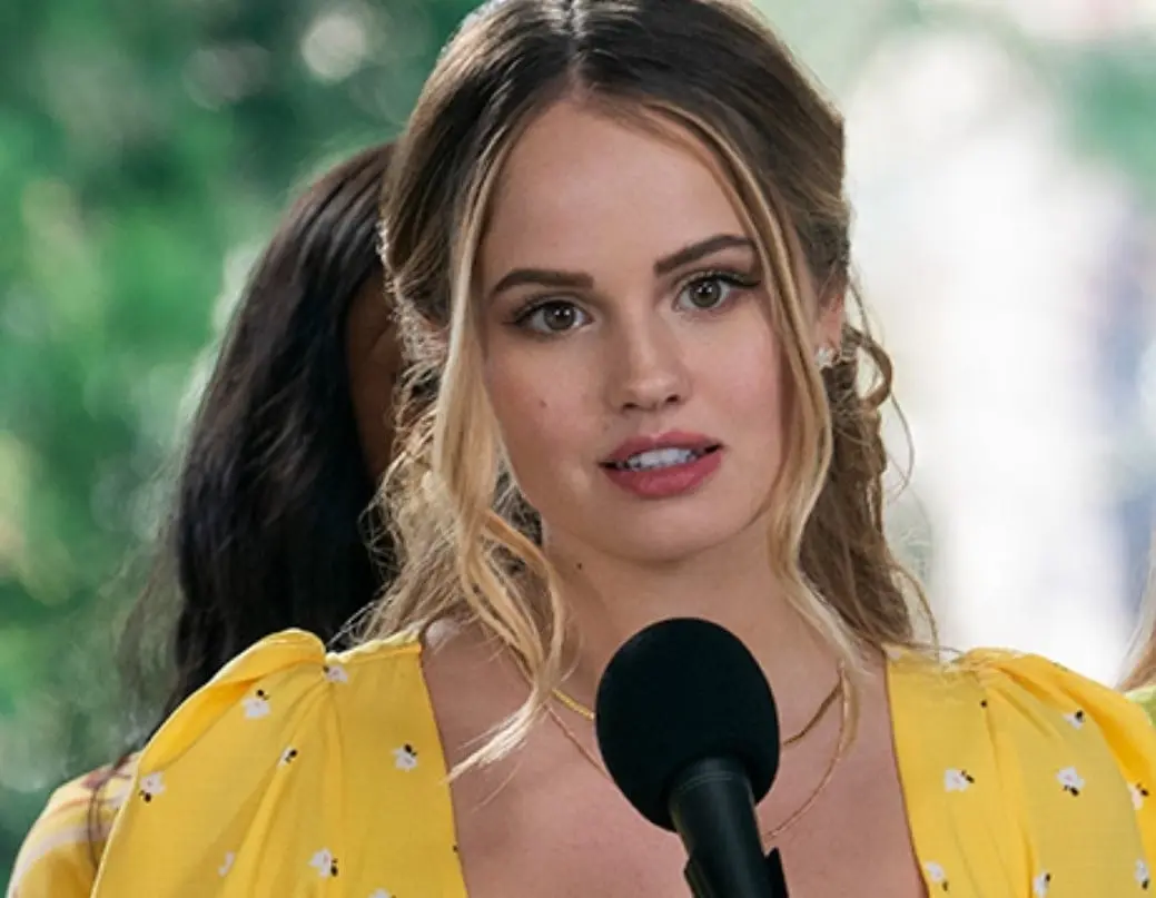 Es una serie de comedia ácida y está protagonizada por Debby Ryan, quien interpreta a una adolescente que luego de años de sufrir por su sobrepeso, logra adelgazar y se mete al mundo de los concursos de belleza.