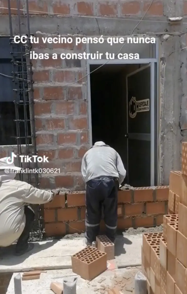 Albañiles dejan sin entrada ni ventana a vecino durante remodelación de casa. Foto: Tik Tok