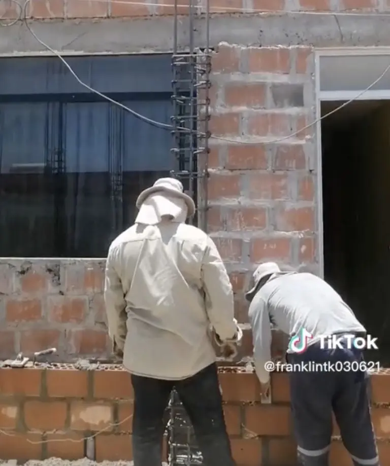 Albañiles dejan sin entrada ni ventana a vecino durante remodelación de casa. Foto: Tik Tok