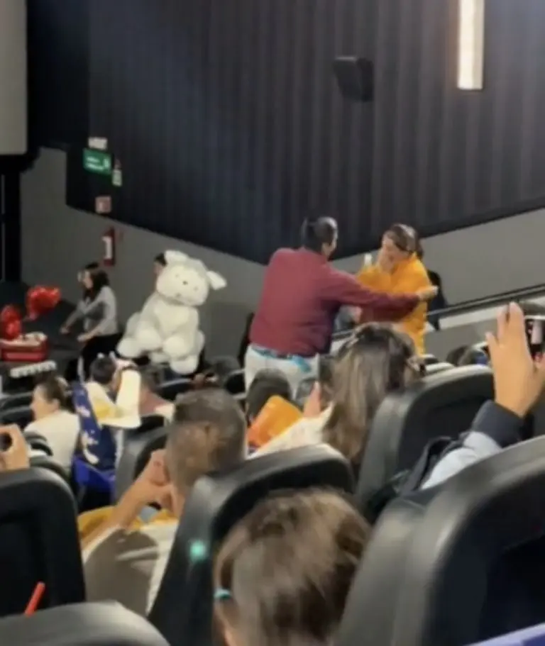 VIDEO: Joven le propone matrimonio a su novia en Cinépolis. Foto: Tik Tok