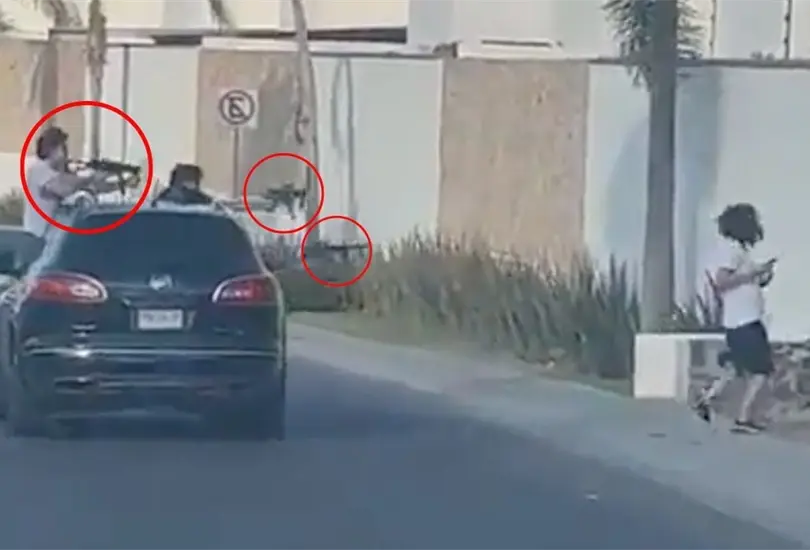 J&oacute;venes disparan a personas con pistolas de gotcha en la calle. 