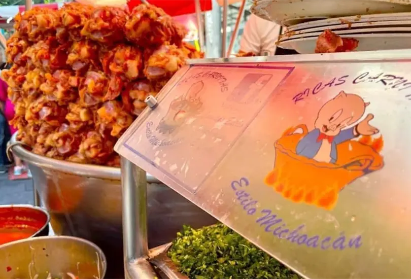  Si eres amante de esta exquisita preparaci&oacute;n de cerdo, aqu&iacute; te presentamos tres lugares destacados donde podr&aacute;s disfrutar de las mejores carnitas con todo su sabor y autenticidad en la Ciudad de M&eacute;xico: