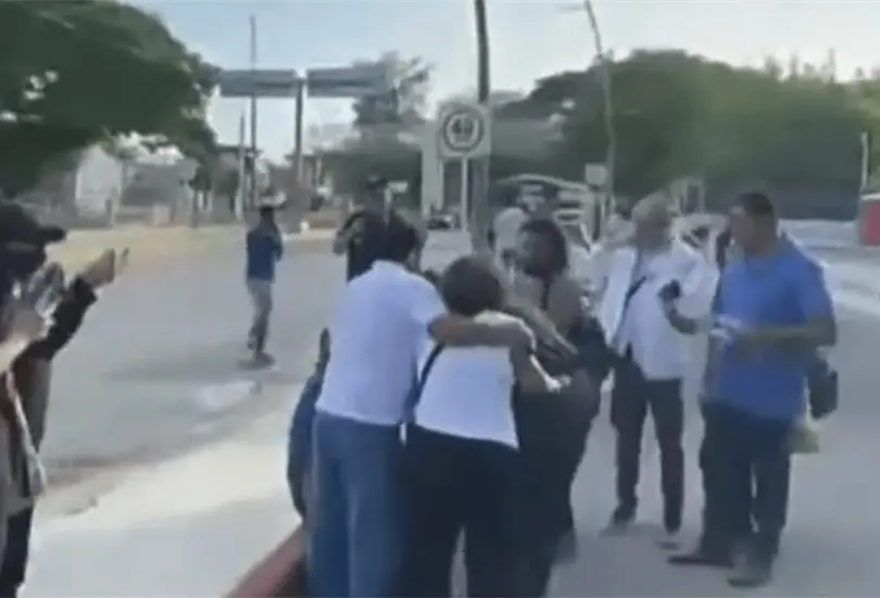 Los trabajadores fueron hallados caminando en la carretera. 