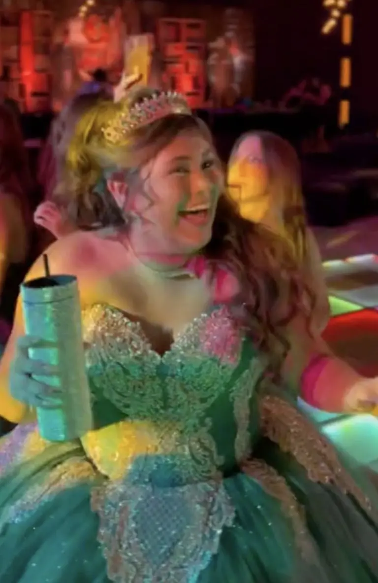 Santa Fe Klan sorprende a quinceañera en su fiesta de XV años. Créditos: Tik Tok