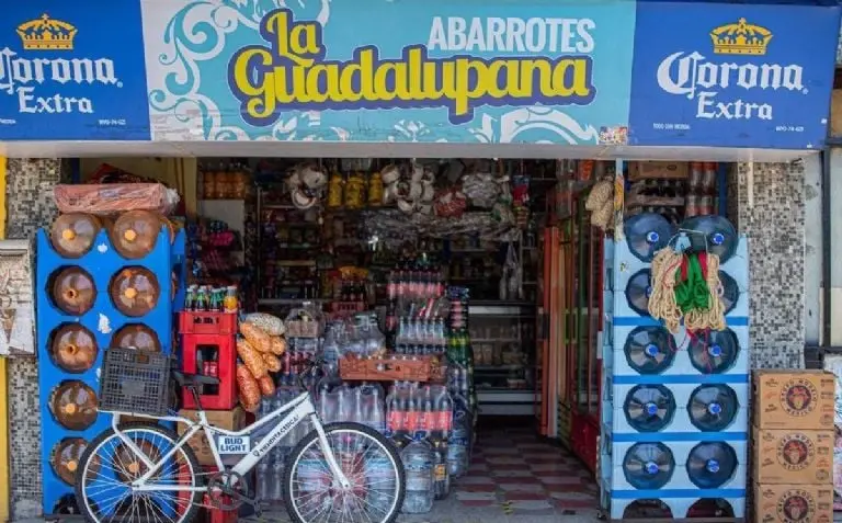 Tienda de abarrotes, principal punto de venta de refrescos. Créditos: Cuartoscuro