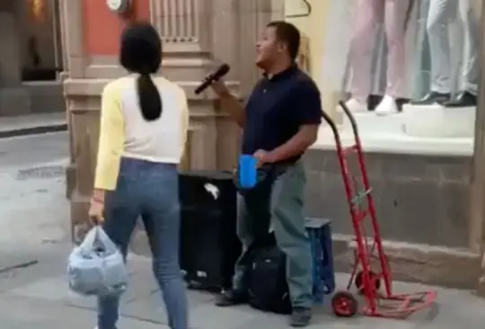 Hombre con discapacidad canta igual que Luis Miguel en la calle y se viraliza. Hombre con discapacidad canta igual que Luis Miguel en la calle y se viraliza.