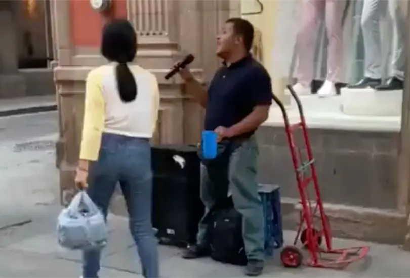 Hombre con discapacidad canta igual que Luis Miguel en la calle y se viraliza. Hombre con discapacidad canta igual que Luis Miguel en la calle y se viraliza.