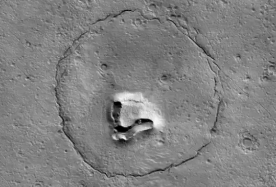 Ahora sabemos que no sólo hay un conejo en la luna, también hay un osito en Marte Ahora sabemos que no sólo hay un conejo en la luna, también hay un osito en Marte