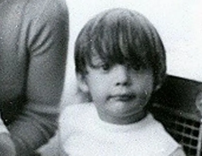 Es hijo del cantautor espa&ntilde;ol Luisito Rey y la italiana Marcela Basteri, radicados posteriormente en M&eacute;xico.