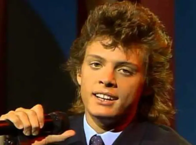 En 1987 debut&oacute; con Warner Music su disco 'Soy como quiero ser', con el que obtuvo cinco discos de Platino y ocho de Oro en el &aacute;mbito internacional. Ese a&ntilde;o se alej&oacute; de su padre al cumplir 18 a&ntilde;os.