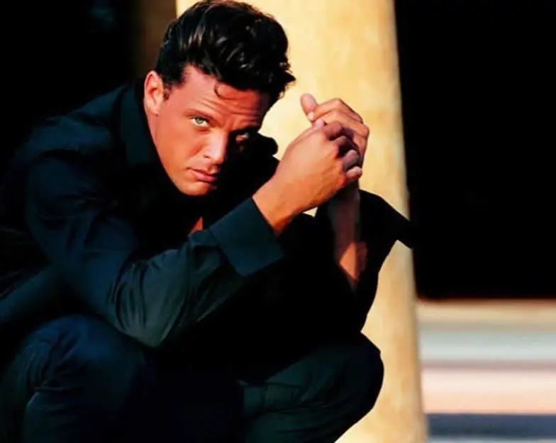 Fue homenajeado con cuatro discos de platino y de oro por su &aacute;lbum 'Amarte es un placer' a inicios del 2000. Tambi&eacute;n gan&oacute; un Billboard y tres Grammy Latino en septiembre.