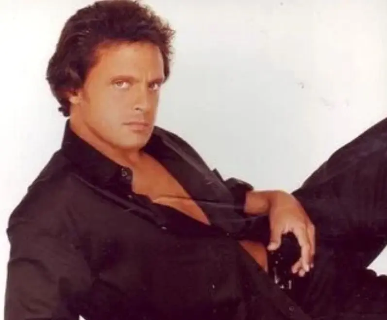 En 2003 lanz&oacute; '33' , en alusi&oacute;n a su edad, con temas originales como 'Te necesito'. 