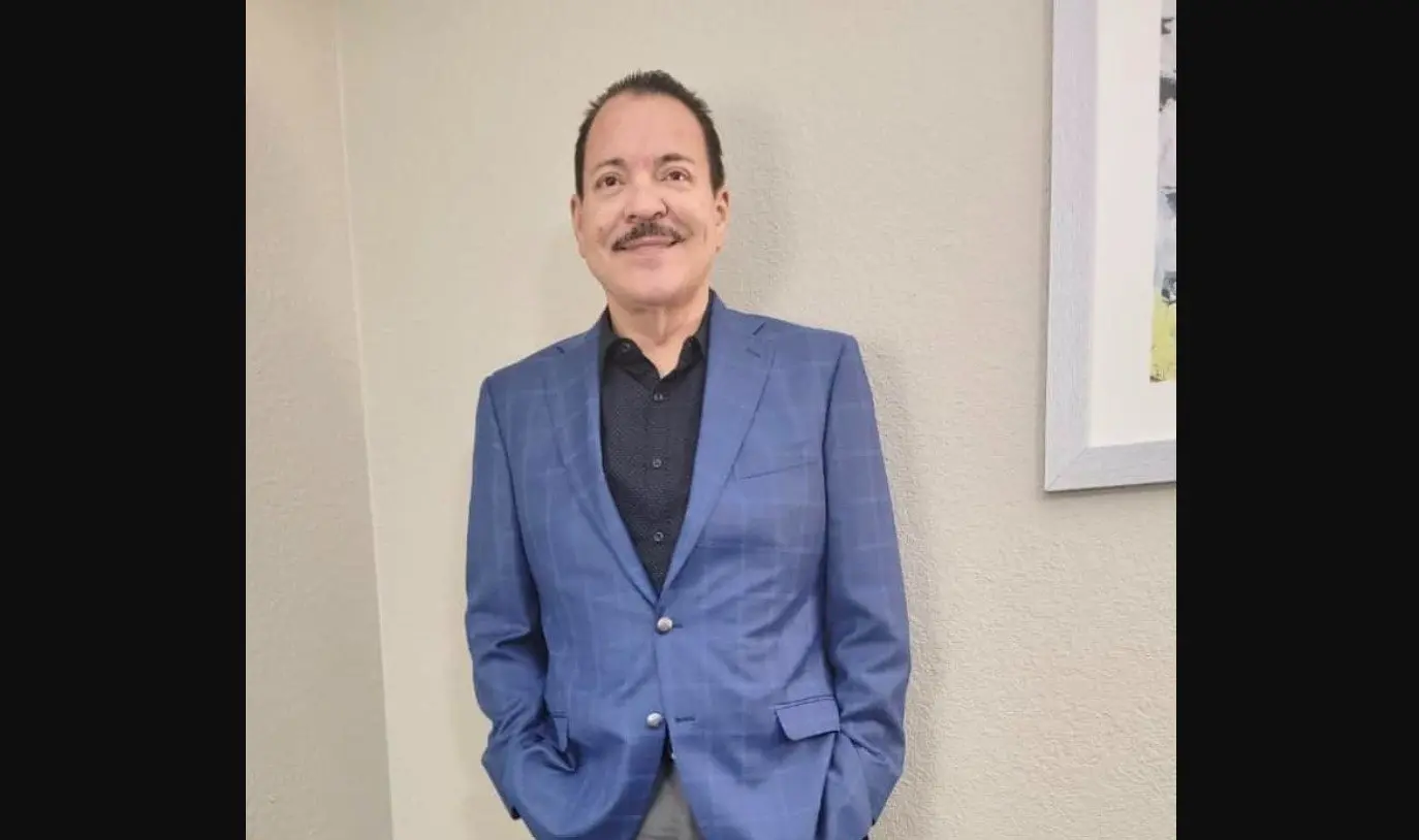 El cantante se hizo la manga g&aacute;strica en junio de 2021 y ha logrado perder m&aacute;s de 35 kilos por lo que tuvo que quitarse el exceso de piel.