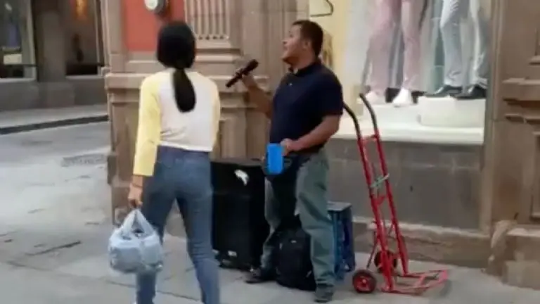 Hombre con discapacidad canta igual que Luis Miguel en la calle. Foto: Tik Tok