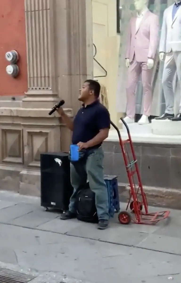 Hombre con discapacidad canta igual que Luis Miguel en la calle. Foto: Tik Tok