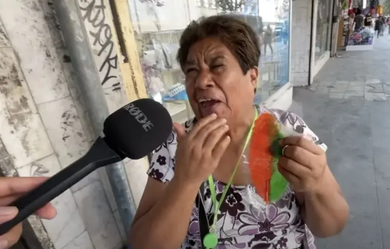 Reportero da cachetada a señora por 100 pesos. Foto: Chikle y Pegas