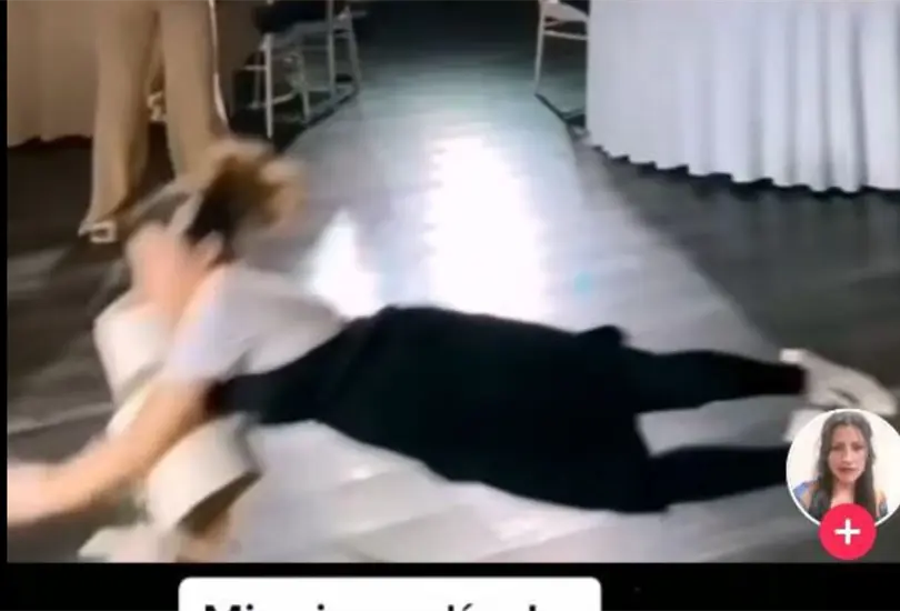 Mesera cae con todo y pastel en plena fiestas Mesera cae con todo y pastel en plena fiestas