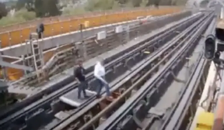 Momento exacto de la muerte del trabajador en el Metro. Foto: Metro Viral