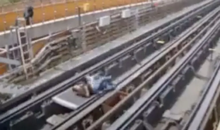 Momento exacto de la muerte del trabajador en el Metro. Foto: Metro Viral