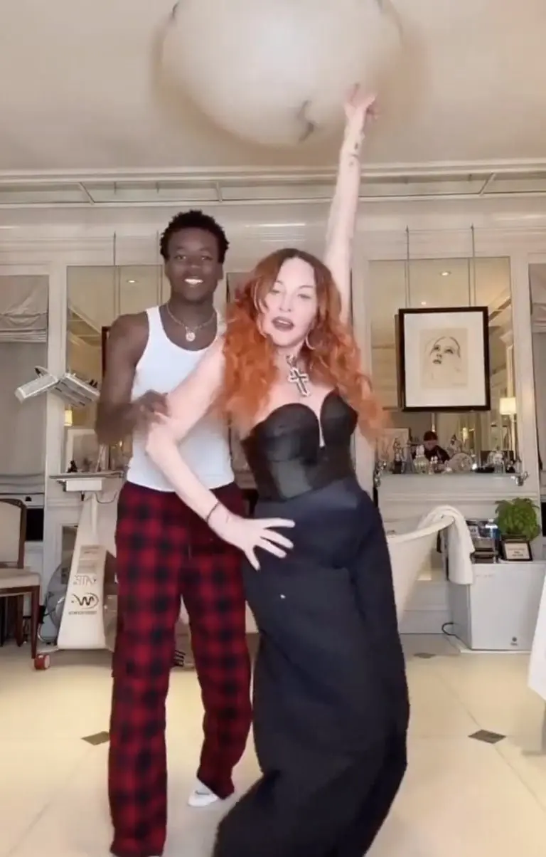 Madonna bailando salsa con su hijo adoptivo. Foto: Tik Tok