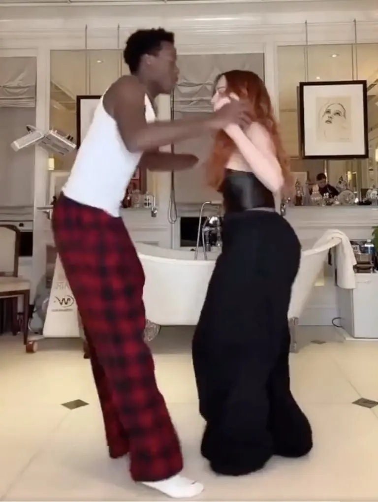Madonna bailando salsa con su hijo adoptivo. Foto: Tik Tok