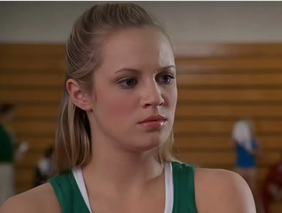 Danielle Savre interpret&oacute; a Brianna