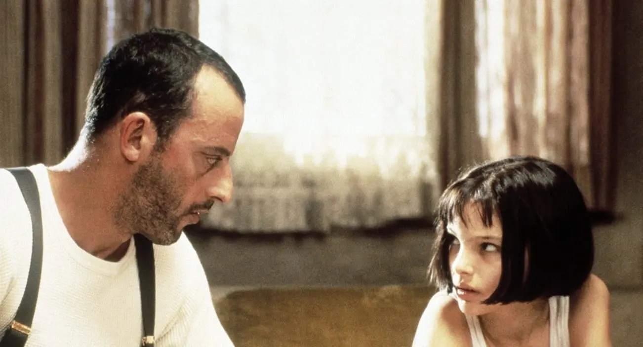 La pel&iacute;cula gira alrededor de Mathilda, una ni&ntilde;a de doce a&ntilde;os, que se refugia en la casa de su vecino L&eacute;on despu&eacute;s de que asesinan a su familia por los negocios ilegales de su pap&aacute;.