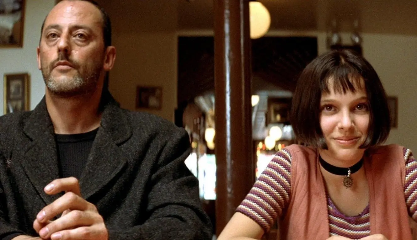 L&eacute;on es un asesino a sueldo, pero se encari&ntilde;a con Matilda y no solo la protege, tambi&eacute;n le ense&ntilde;a su oficio.