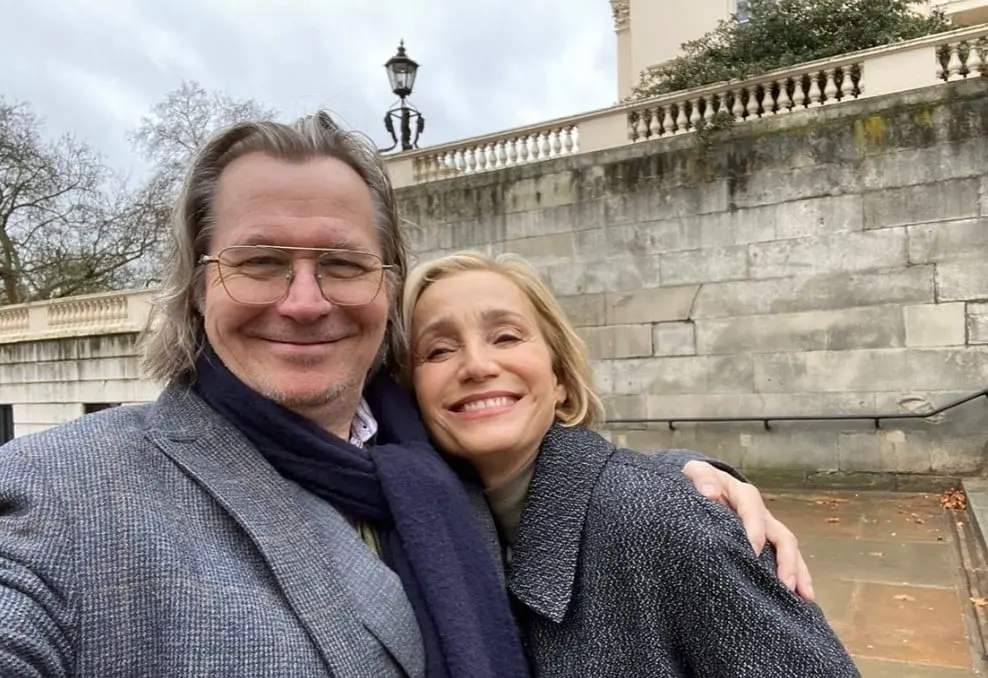 Ahora tiene 65 a&ntilde;os, es padre de 3 hijos y desde 2017 est&aacute; casado con Gisele Schmidt. Ha trabajado en otras exitosas pel&iacute;culas como Batman: El caballero de la noche y Mank.