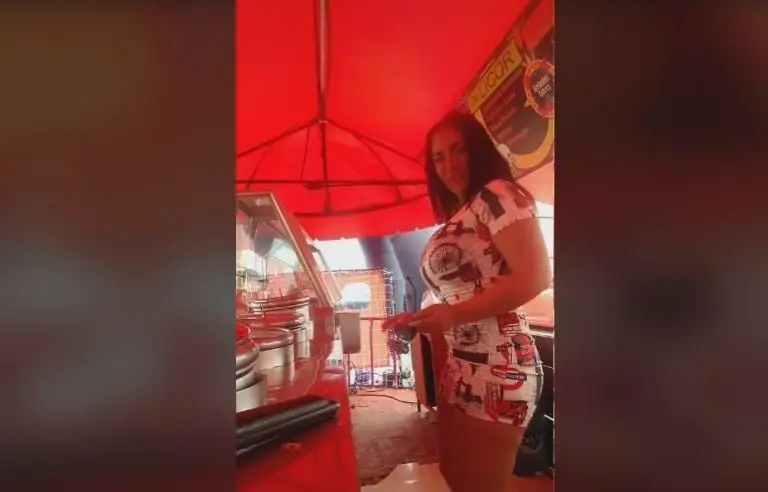 Empleada de puesto de helados se hace viral (TikTok)